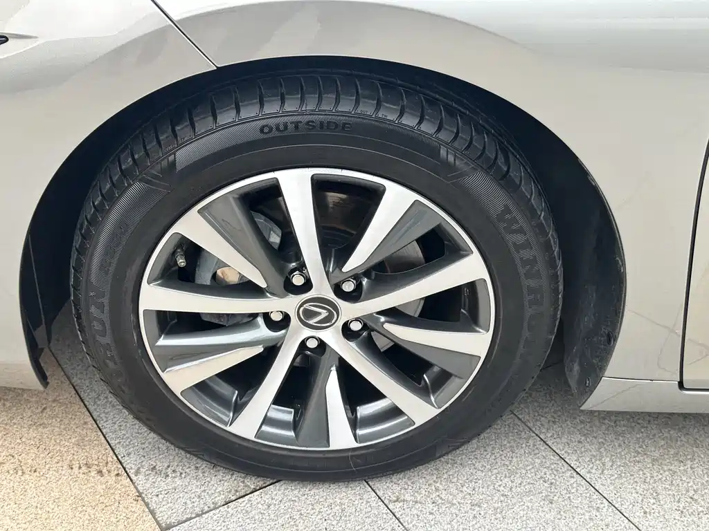 Lexus ES 2020 — фото 17