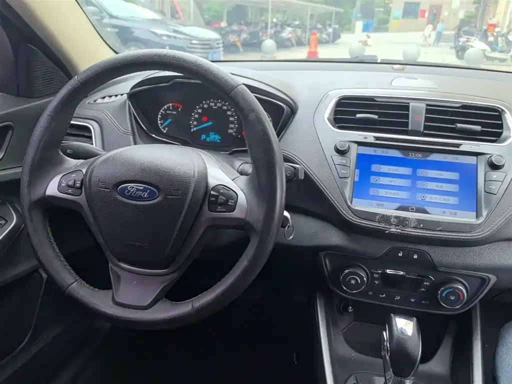 Ford Escort 2015 — фото 10