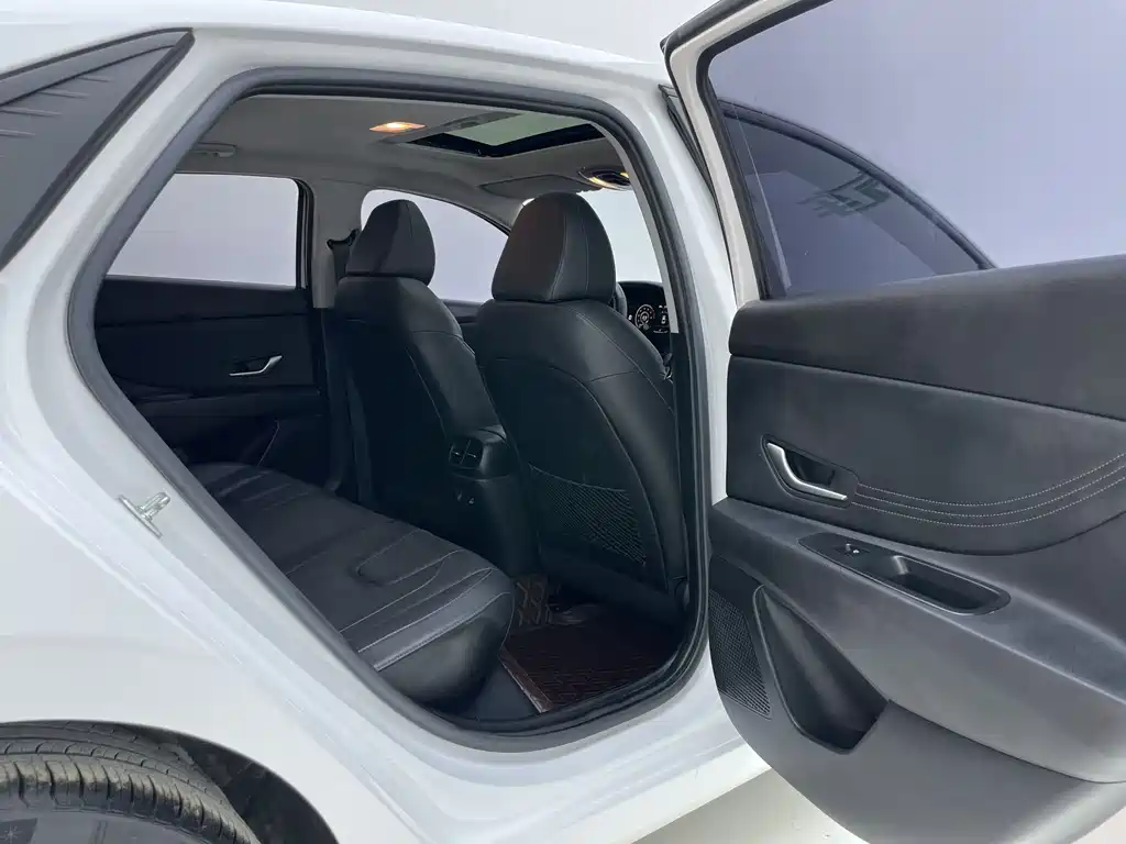 Hyundai Elantra 2022 — фото 20