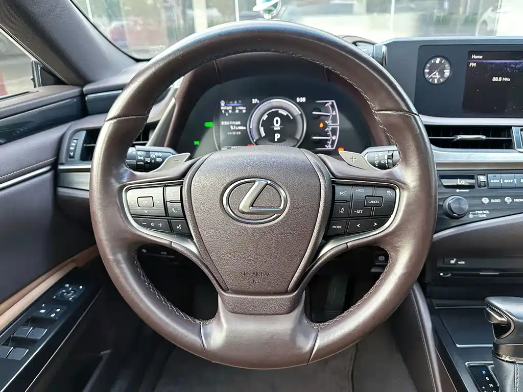 Lexus ES 2020 — фото 13