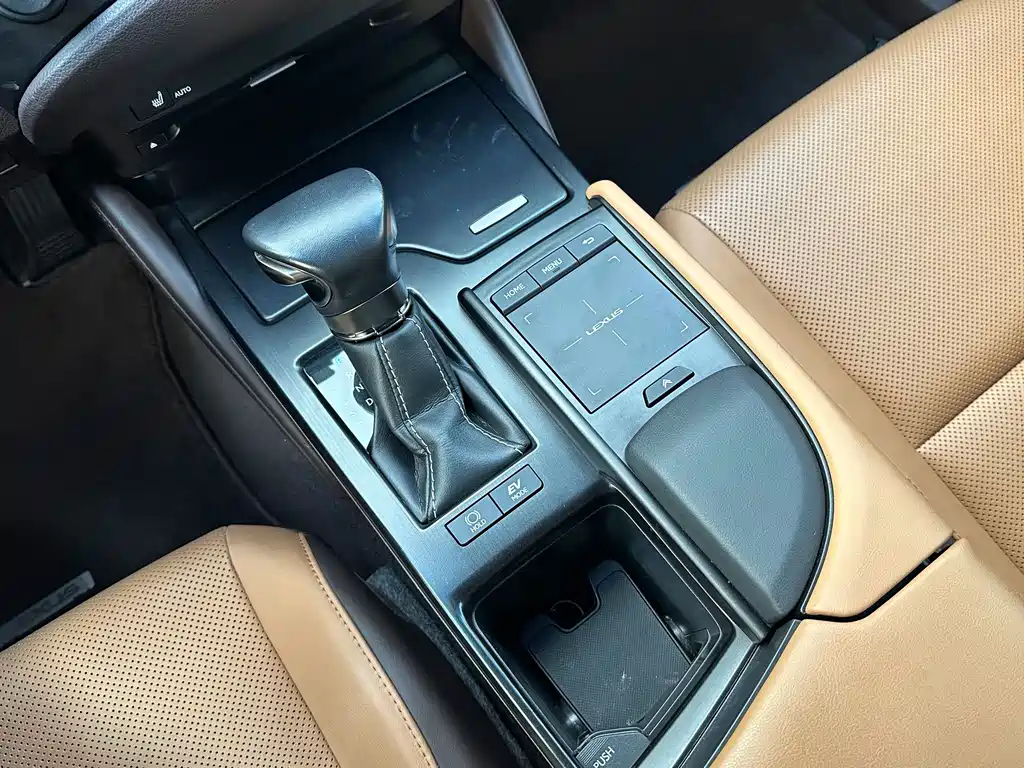 Lexus ES 2020 — фото 17