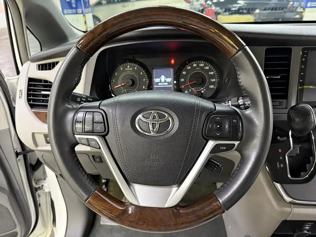 Toyota Sienna 2015 — фото 40