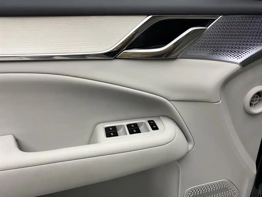 Volvo EM90 2026 — фото 27
