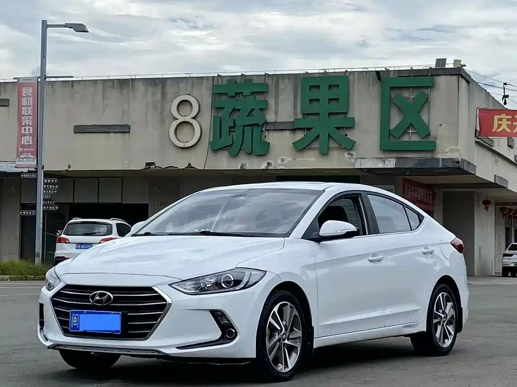 Hyundai Elantra 2017 — фото 1