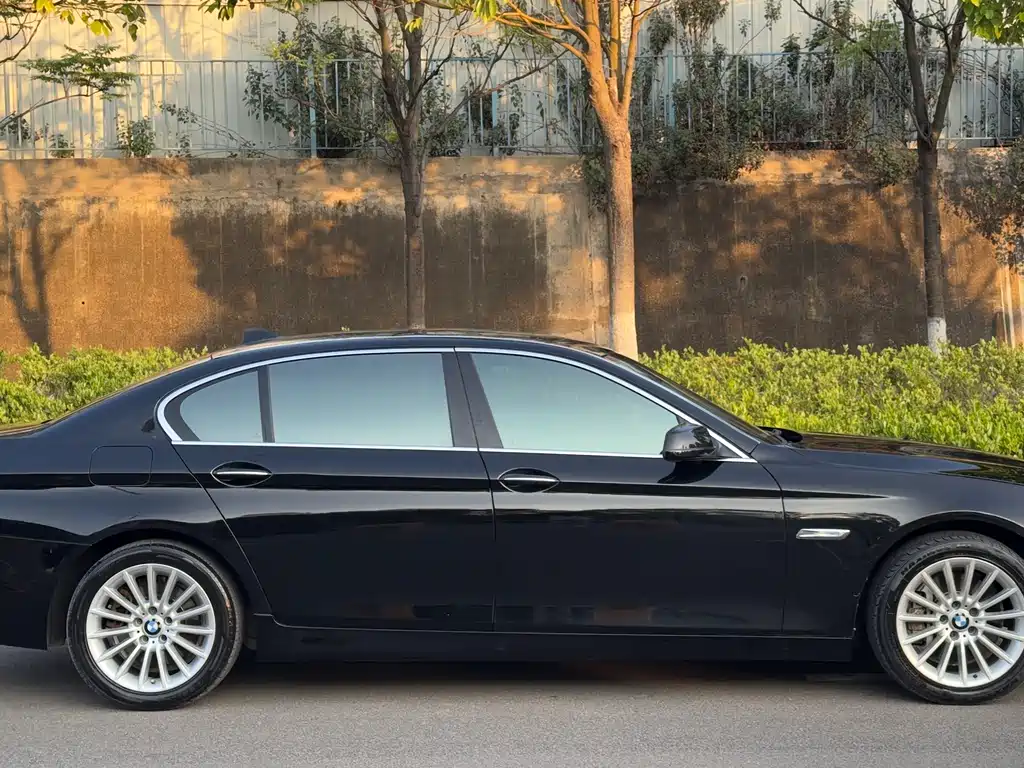 BMW 5 Series 2012 — фото 16