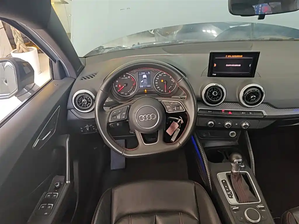 Audi Q2L 2023 — фото 11