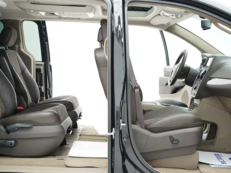 Chrysler Grand Voyager 2017 — фото 27