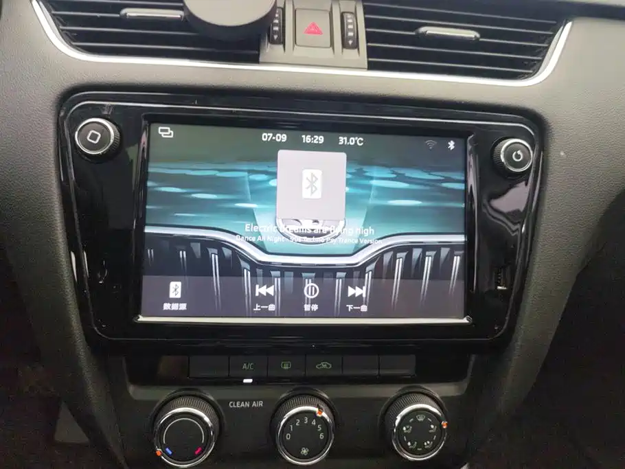 Skoda Octavia 2017 — фото 13