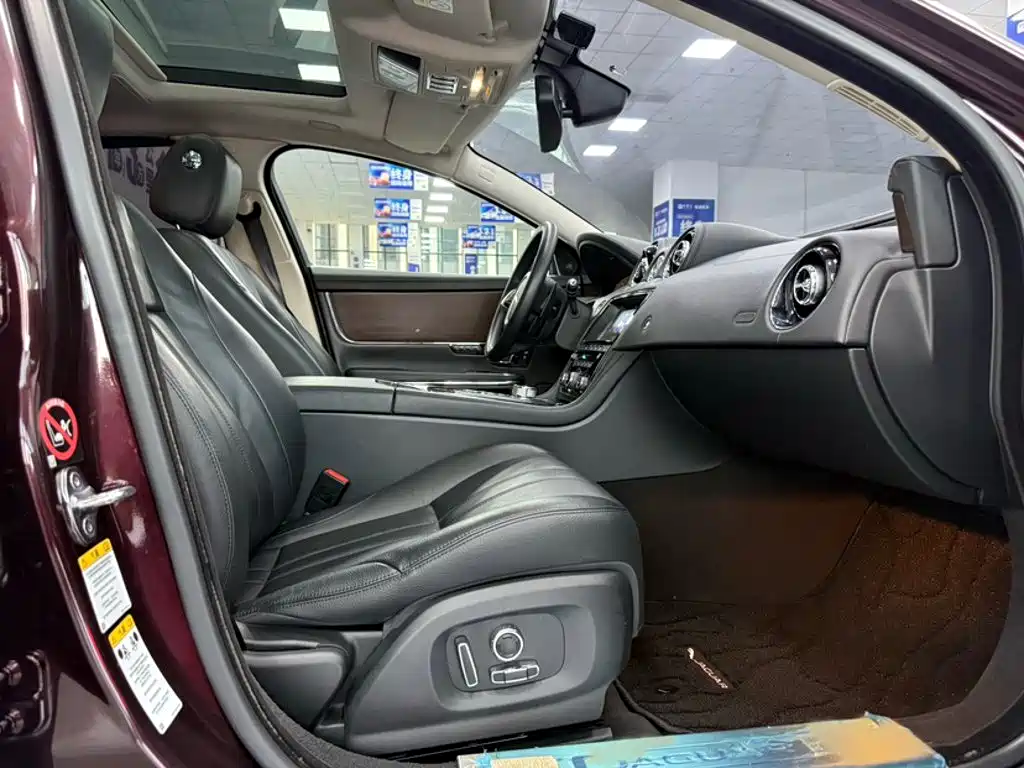 Jaguar XJ 2017 — фото 21