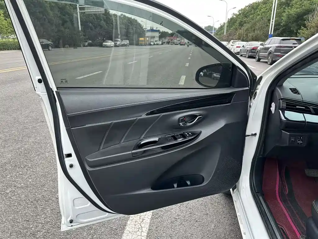 Toyota Yaris L 2019 — фото 7