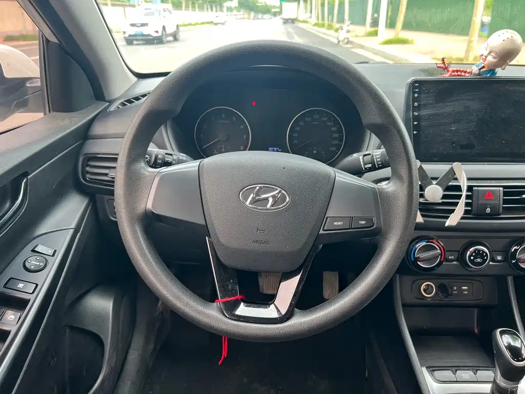 Hyundai Elantra 2018 — фото 10