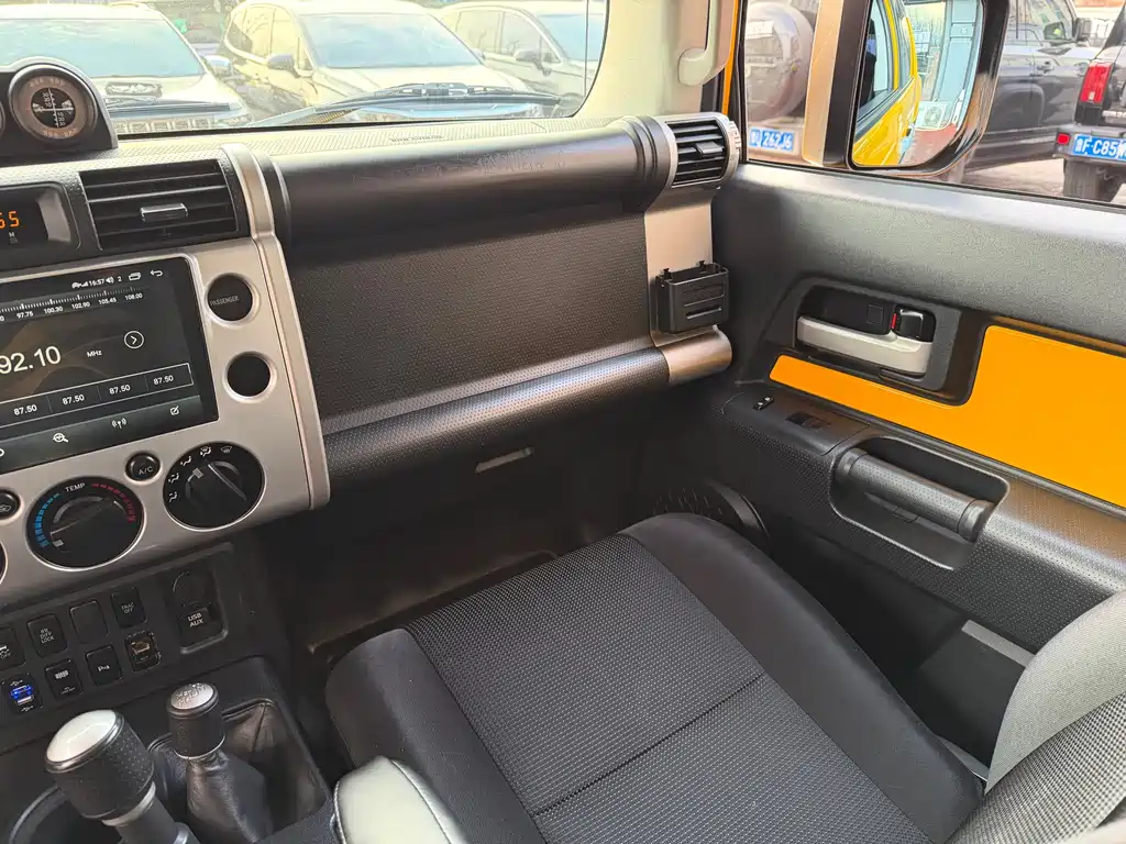 Toyota FJ Cruiser 2017 — фото 11