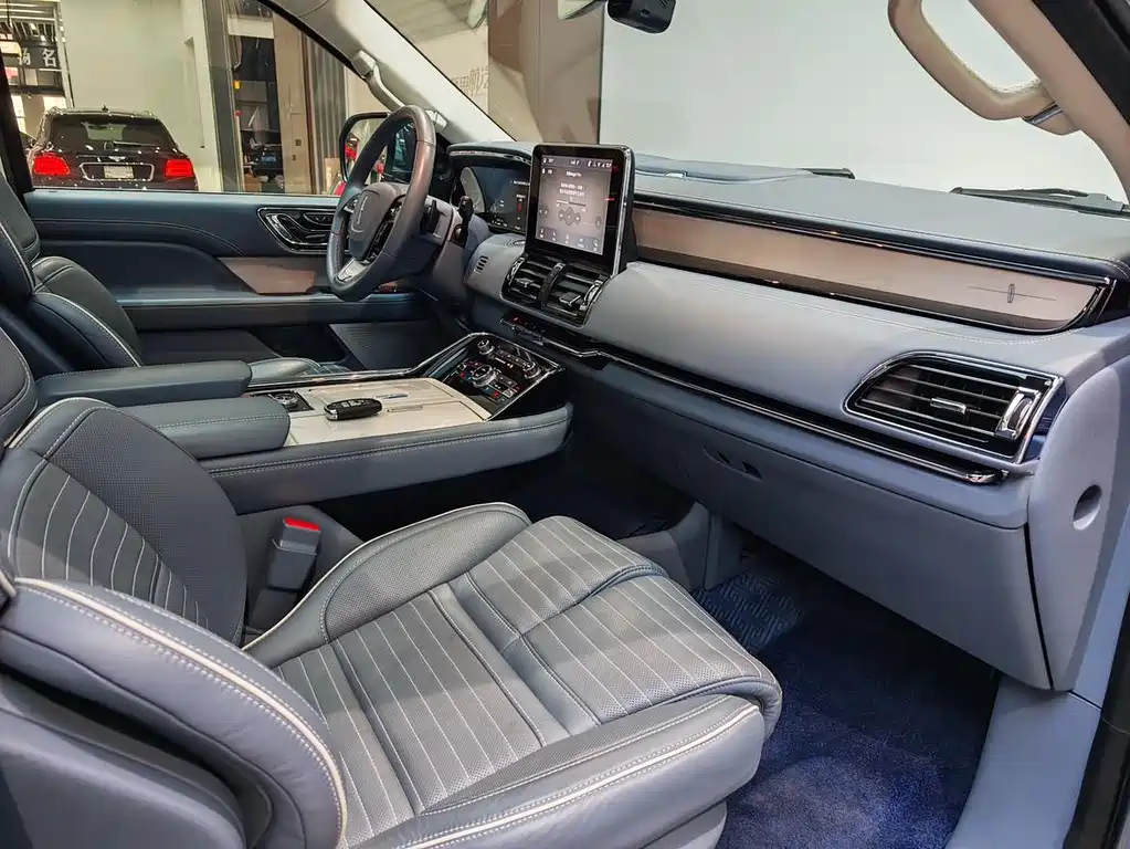 Lincoln Navigator 2022 — фото 18