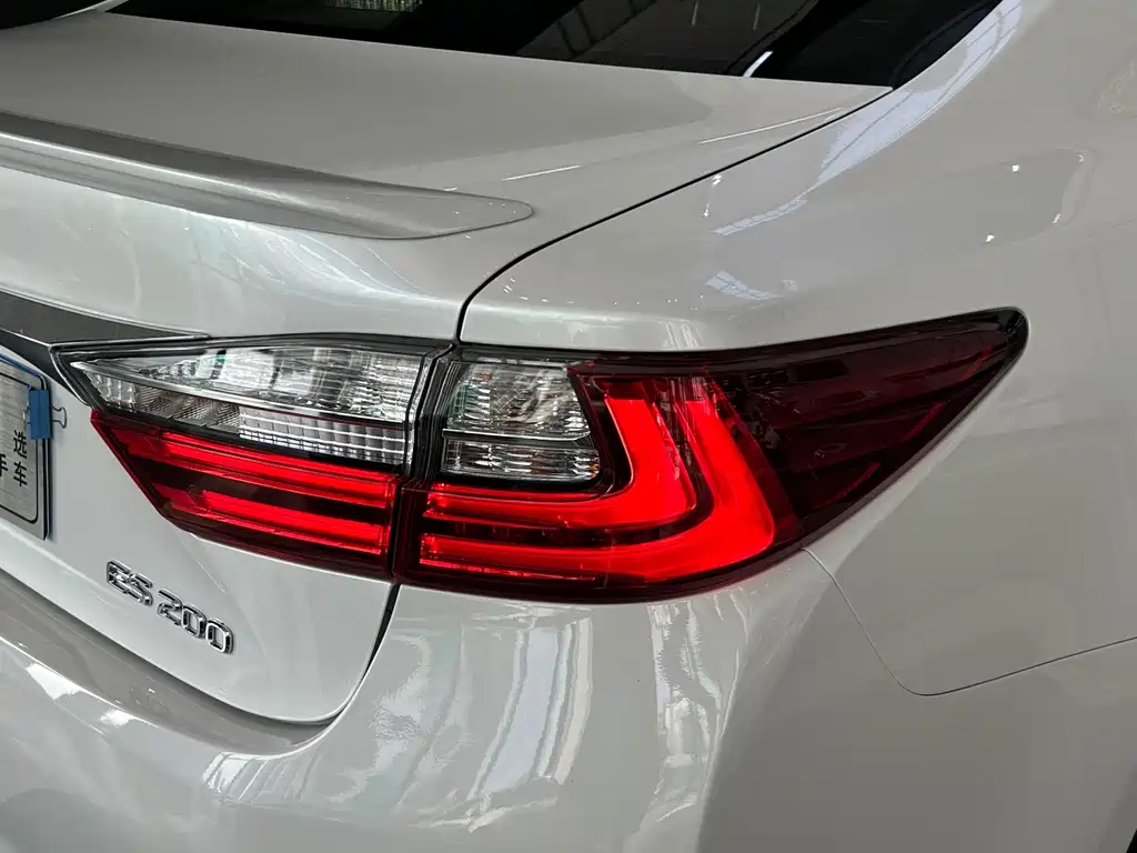 Lexus ES 2017 — фото 20