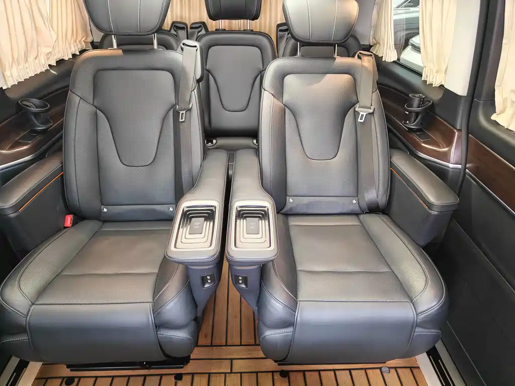 Mercedes-Benz V-Class 2023 — фото 17