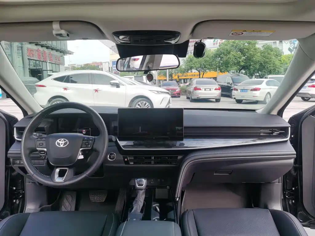 Toyota Camry 2025 — фото 13