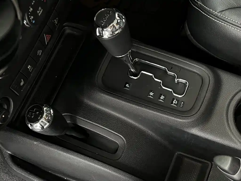 Jeep Wrangler 2016 — фото 7