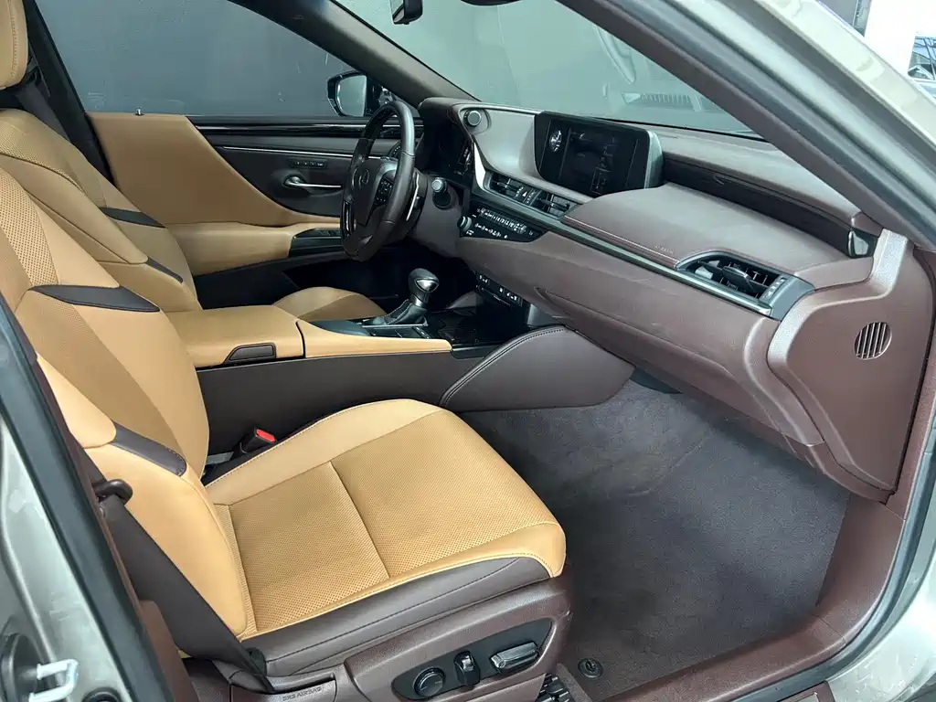 Lexus ES 2019 — фото 12