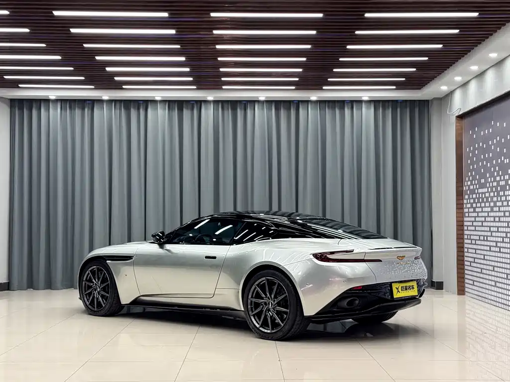 Aston Martin DB11 2017 — фото 10