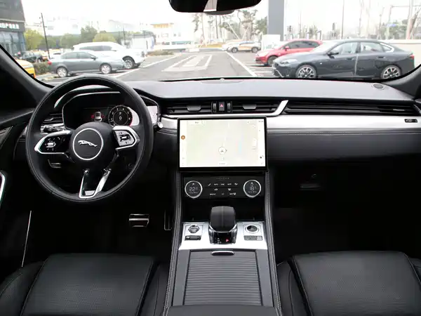 Jaguar F-PACE 2024