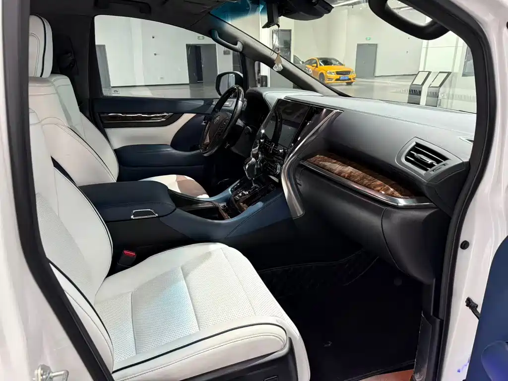 Toyota Alphard 2022 — фото 9