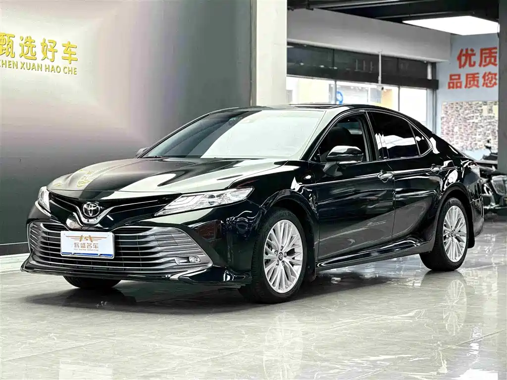 Toyota Camry 2020 — фото 1