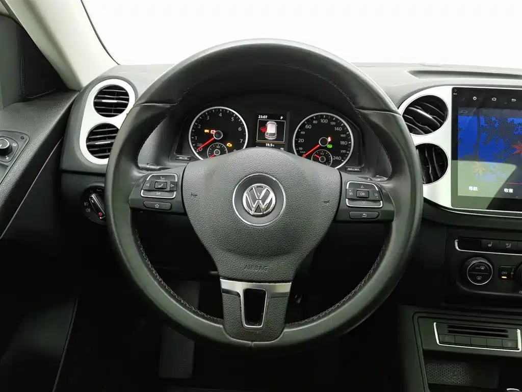Volkswagen Tiguan 2016 — фото 11