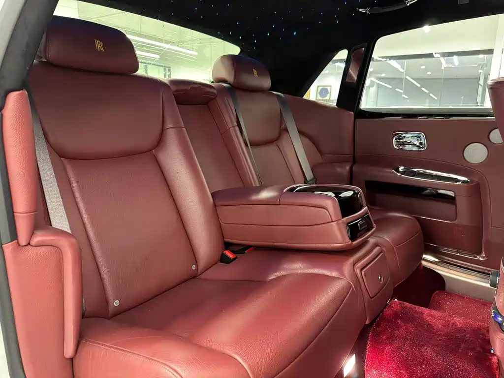 Rolls-Royce Ghost 2018 — фото 10