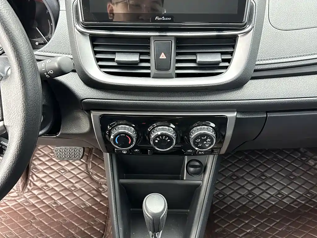 Toyota Yaris L 2022 — фото 15