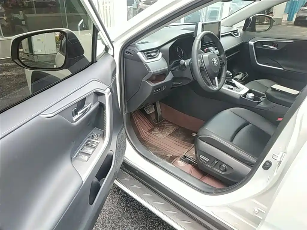 Toyota RAV4 2020 — фото 16