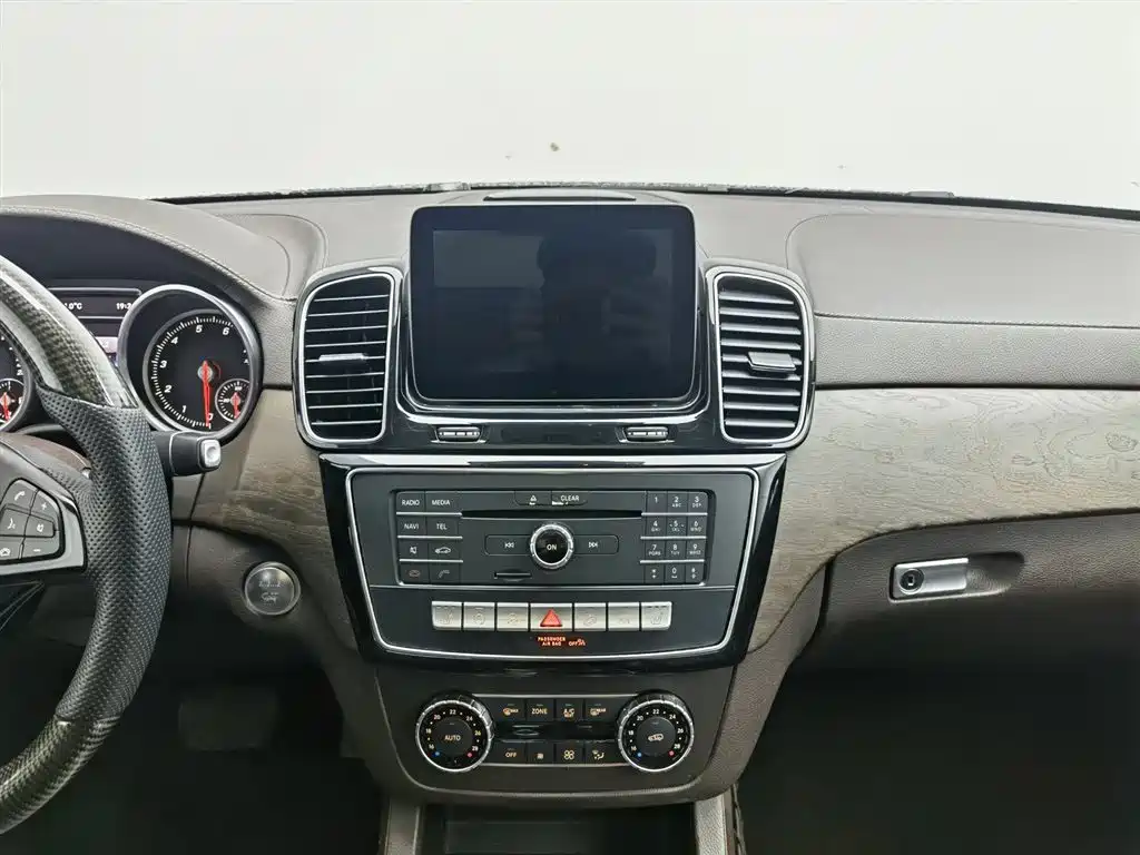Mercedes-Benz GLE 2017 — фото 12