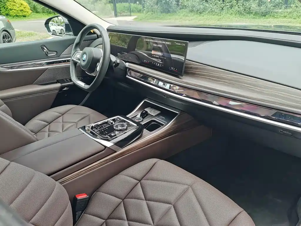 BMW i7 2025 — фото 16