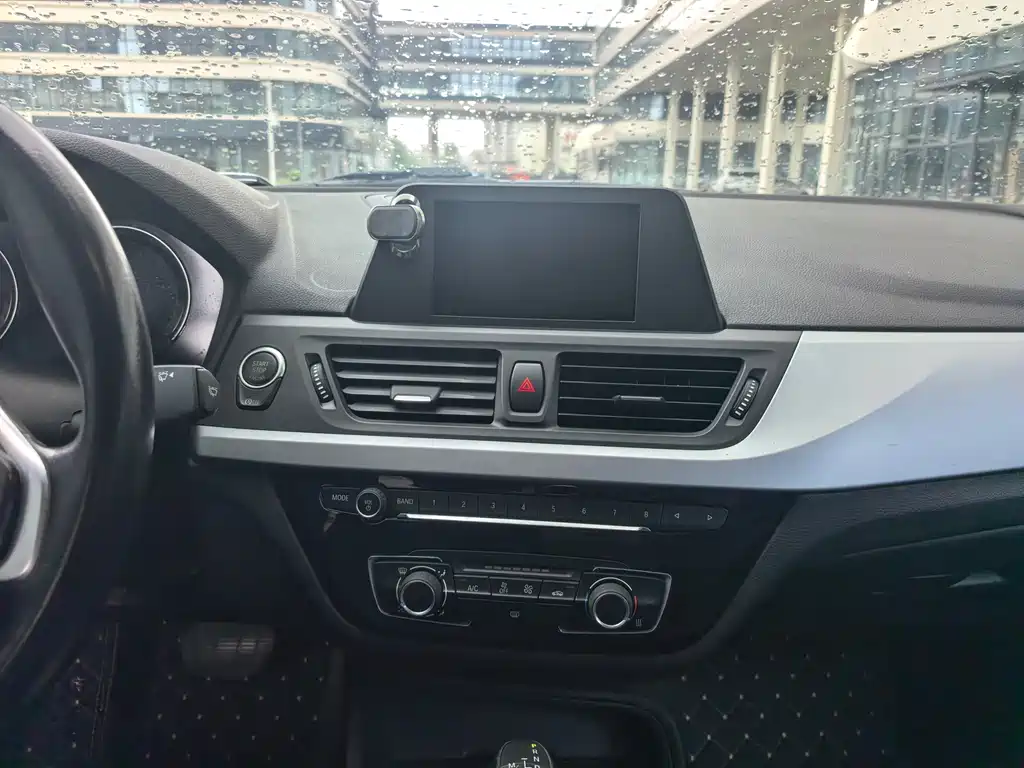 BMW 1 Series 2019 — фото 17