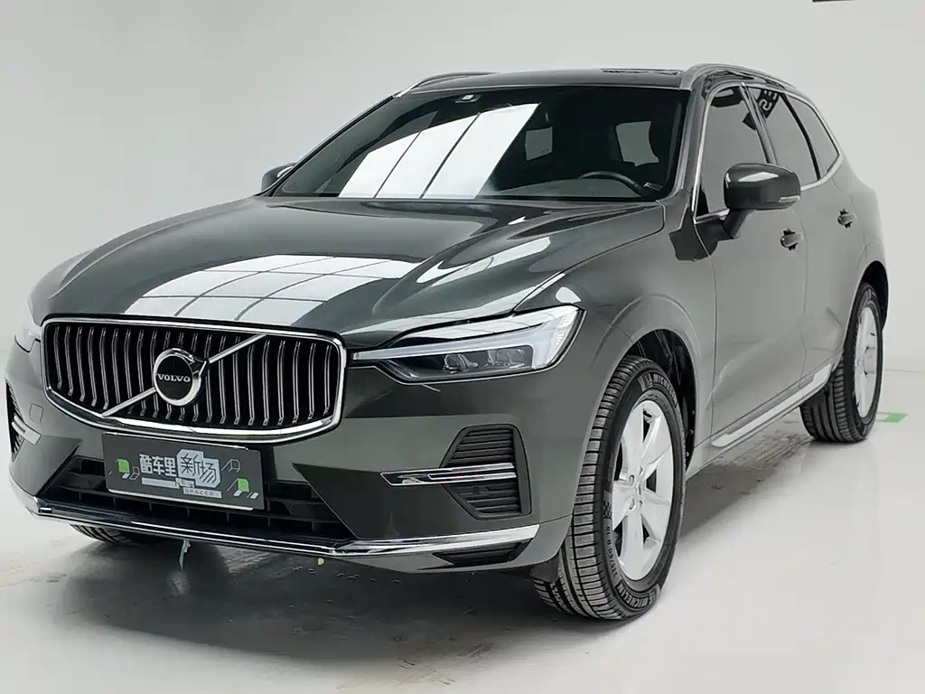 Volvo XC60 2022 — фото 1