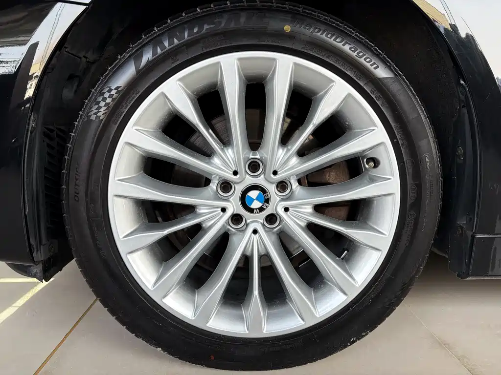 BMW 5 Series 2018 — фото 16