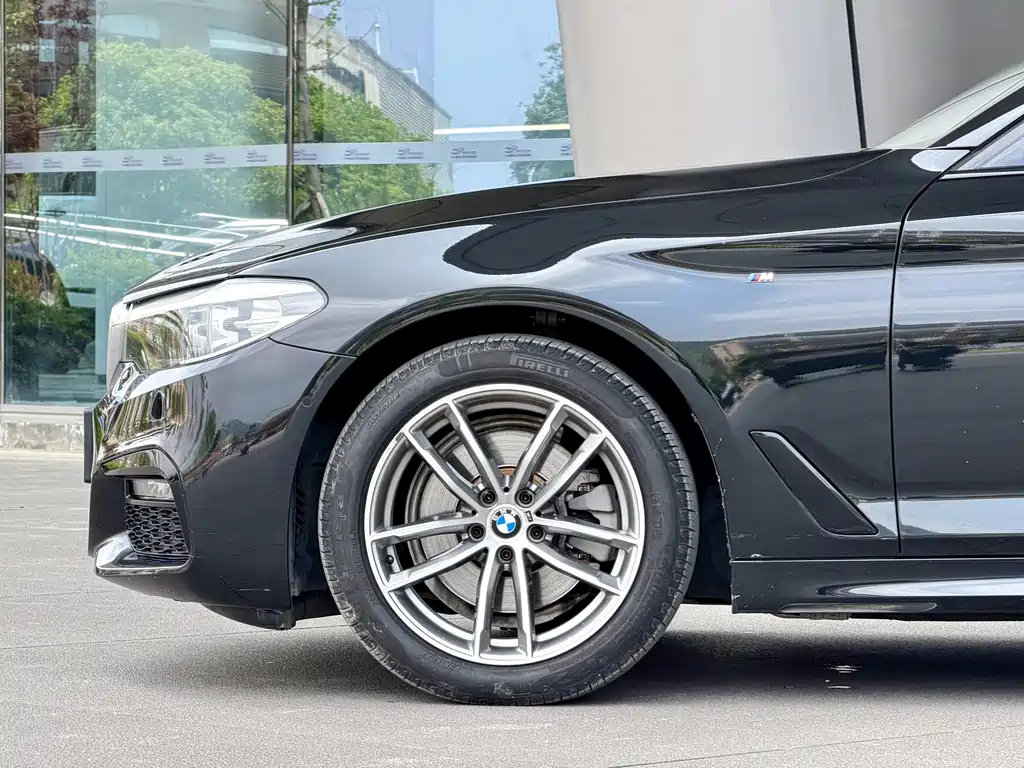 BMW 5 Series 2019 — фото 10