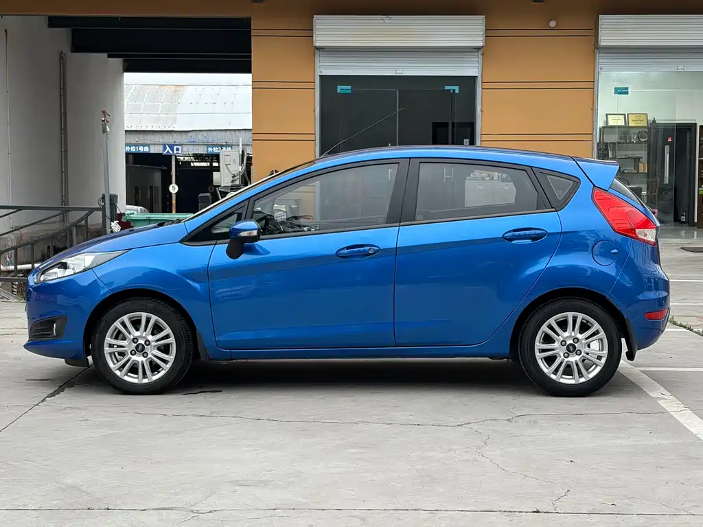 Ford Fiesta 2015 — фото 16
