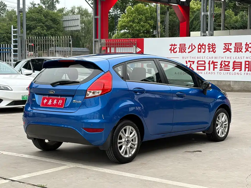 Ford Fiesta 2015 — фото 18
