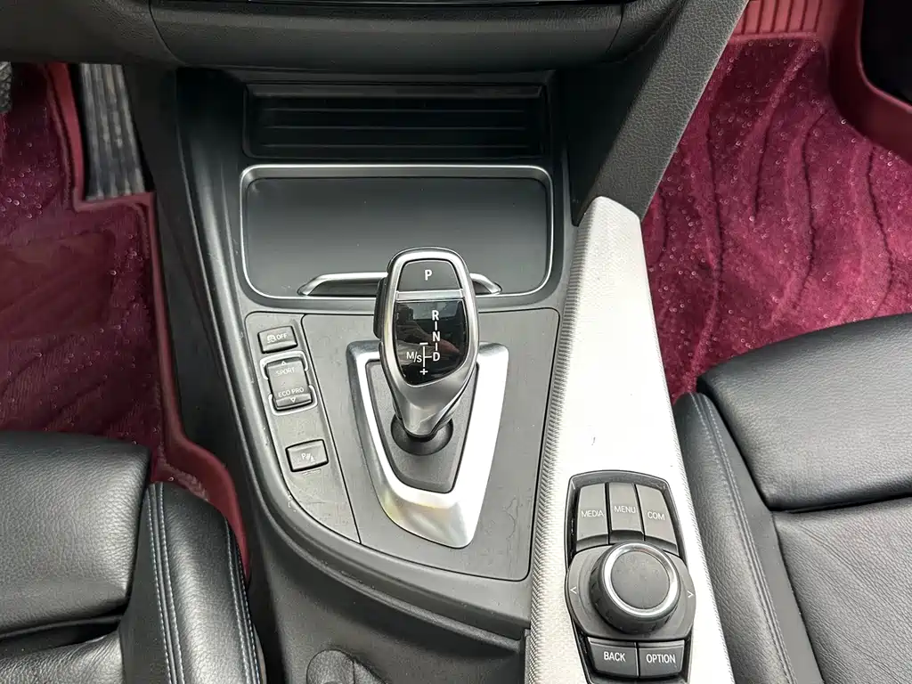 BMW 3 Series 2018 — фото 12