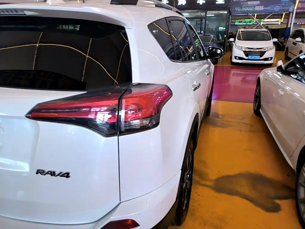 Toyota RAV4 2018 — фото 8
