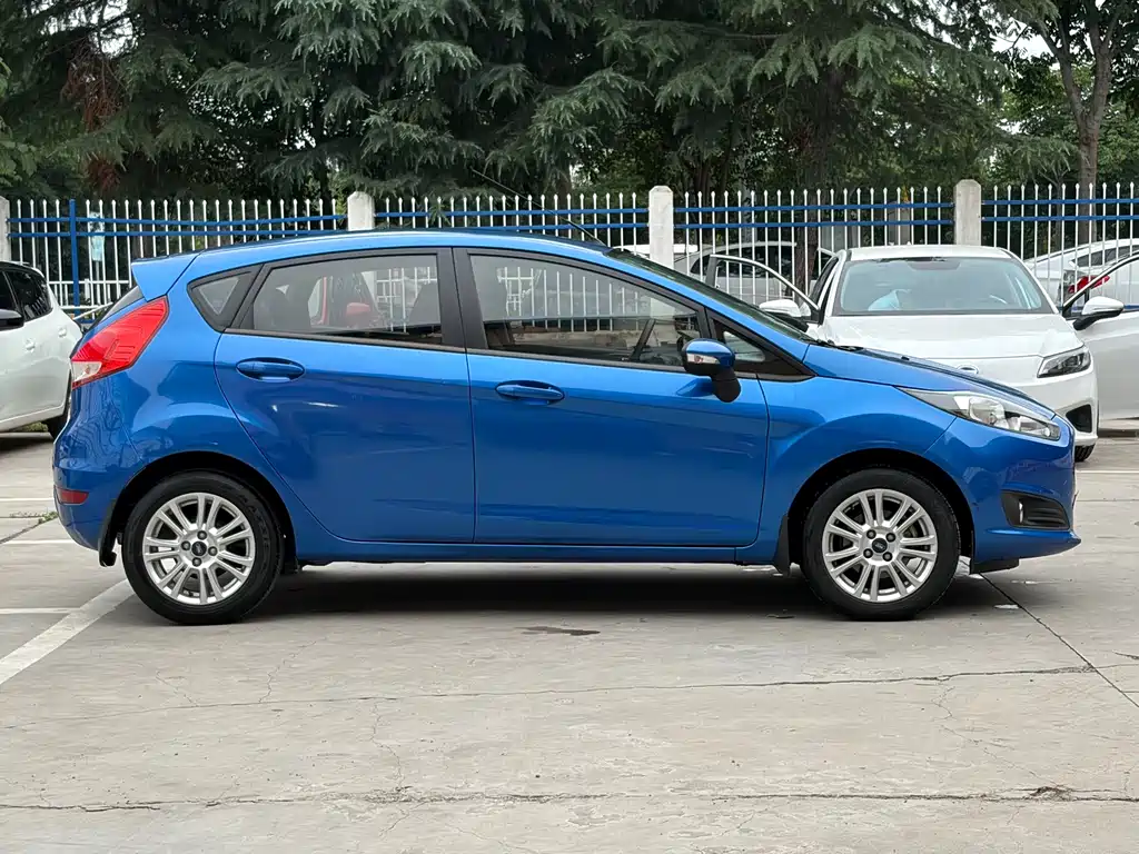 Ford Fiesta 2015 — фото 17