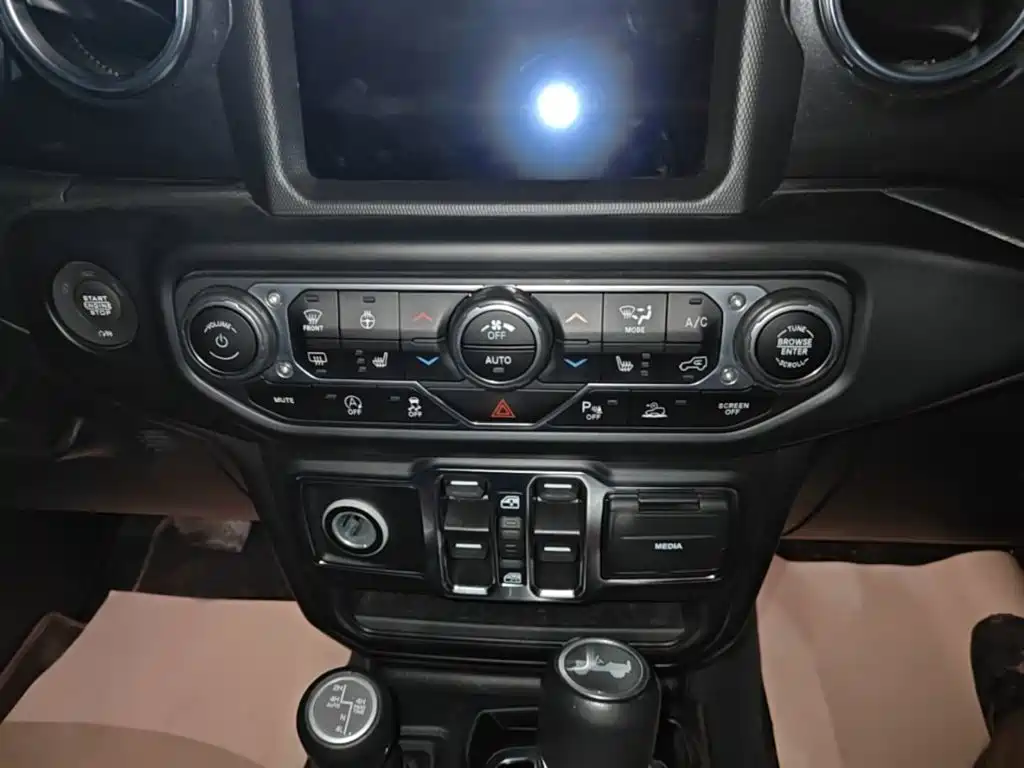 Jeep Wrangler 2023 — фото 13