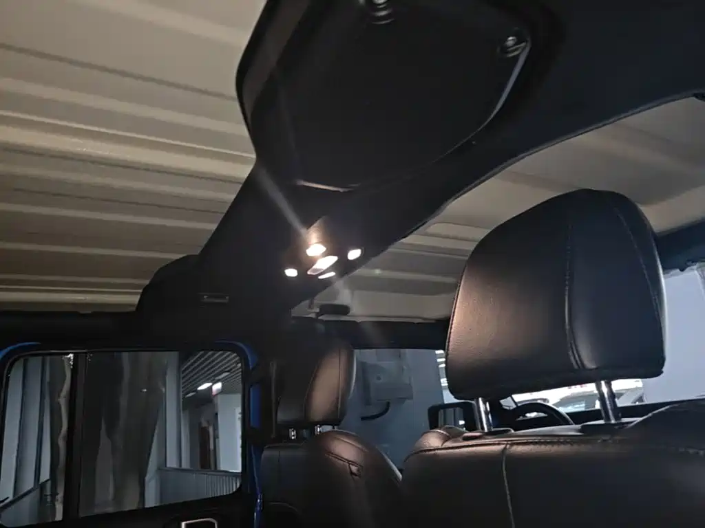 Jeep Wrangler 2023 — фото 18