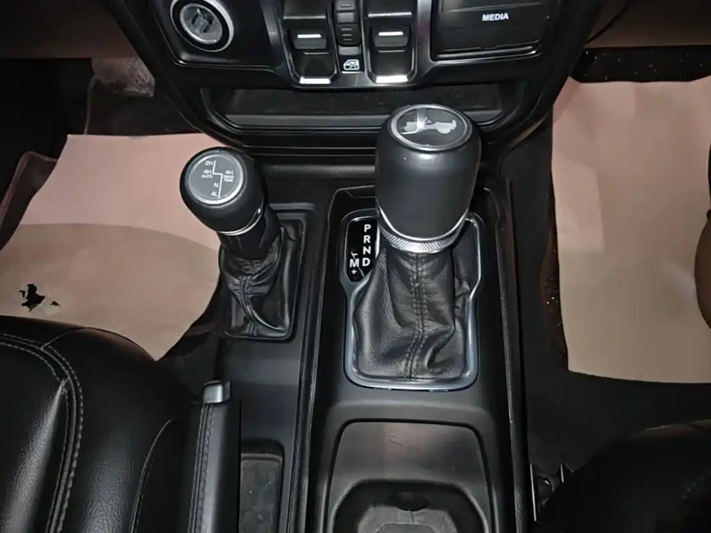 Jeep Wrangler 2023 — фото 14
