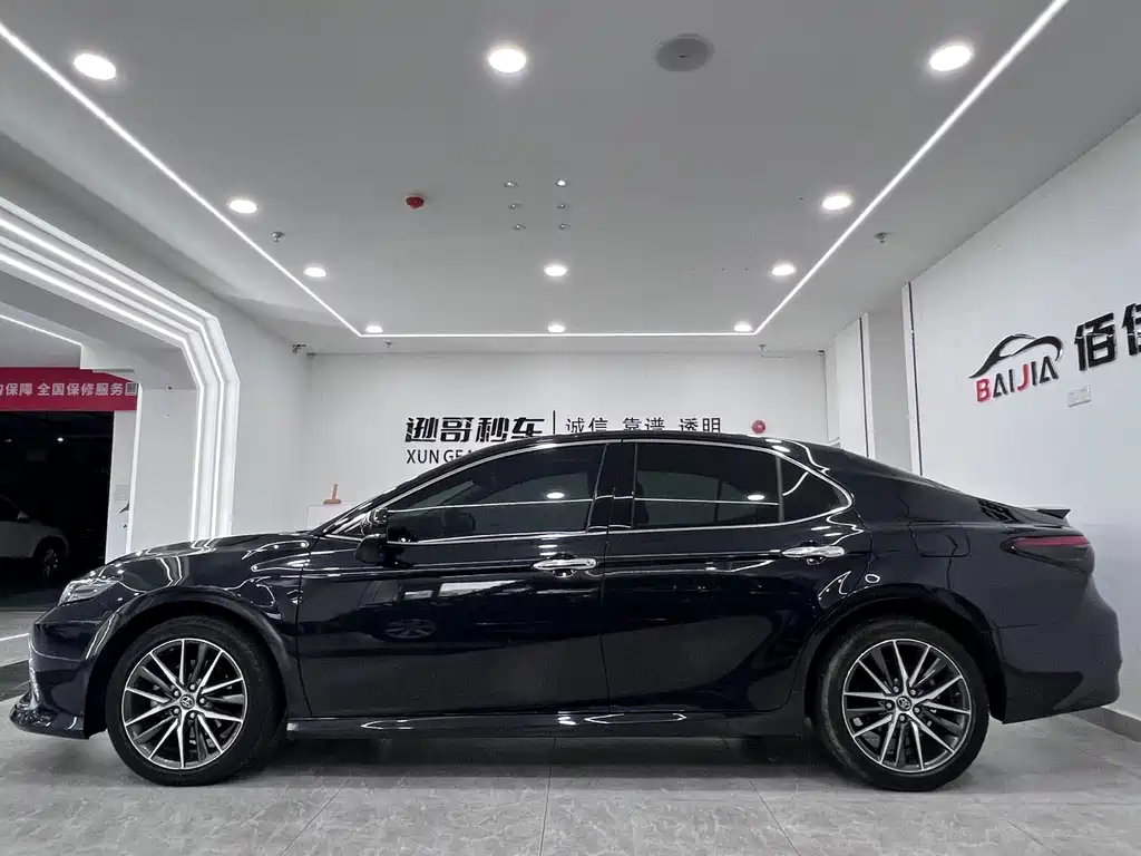 Toyota Camry 2023 — фото 4