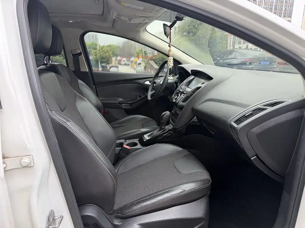 Ford Focus 2014 — фото 11