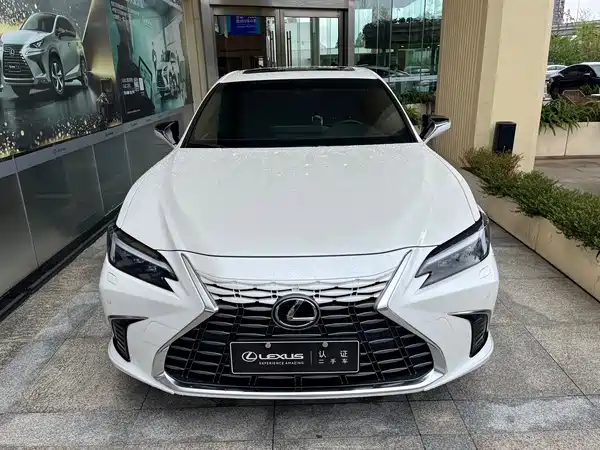 Lexus ES 2025