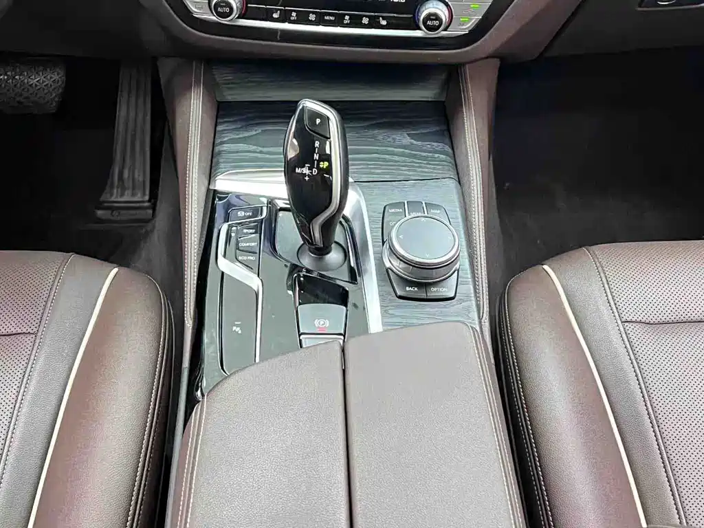 BMW 5 Series 2021 — фото 16