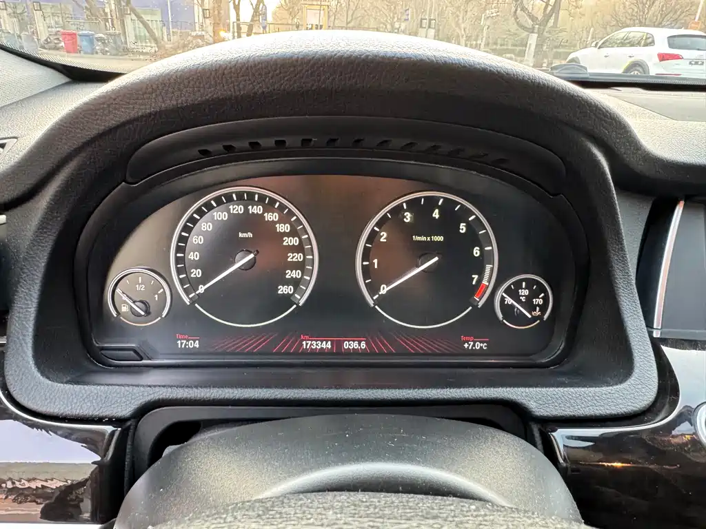 BMW 5 Series GT 2012 — фото 13