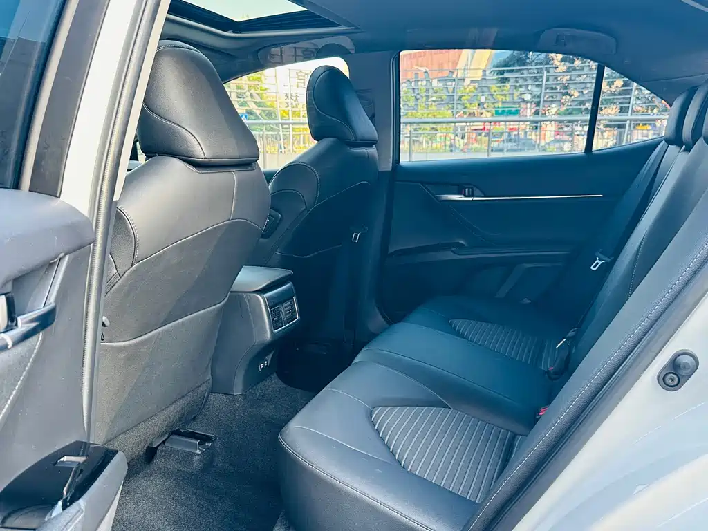 Toyota Camry 2023 — фото 12